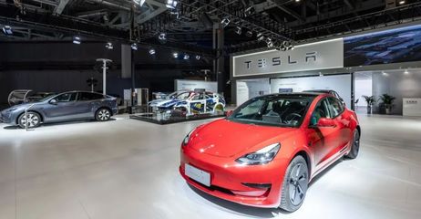 進博的熱度上海的溫度 | 拆解版特斯拉亮相，上海超級工廠“搬”上展臺，數據與網絡服務成焦點